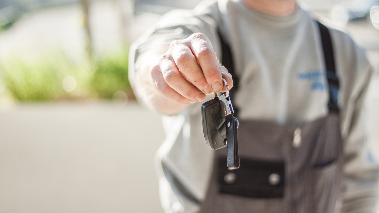 Man holding car keys | Goodwill Car Donations
