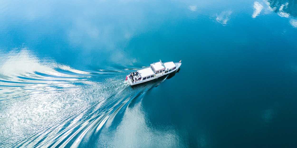 湖に浮かぶ白いボート｜グッドウィル・カー・ドネーション