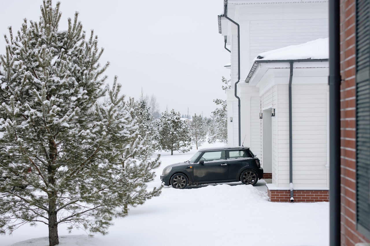 Black Car in Snow | Goodwill Car Donations