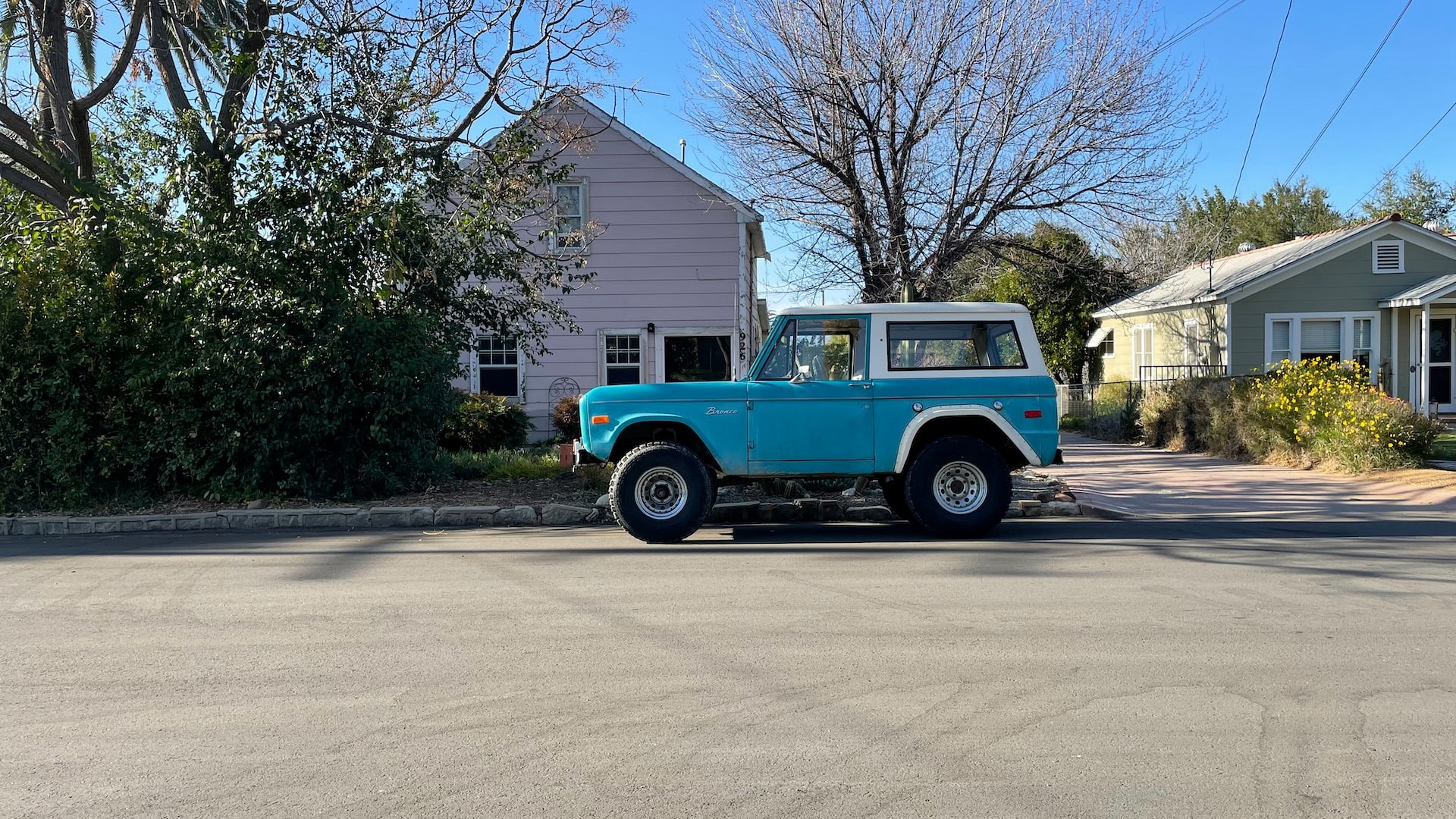 White and blue classic car | Goodwill Car Donations