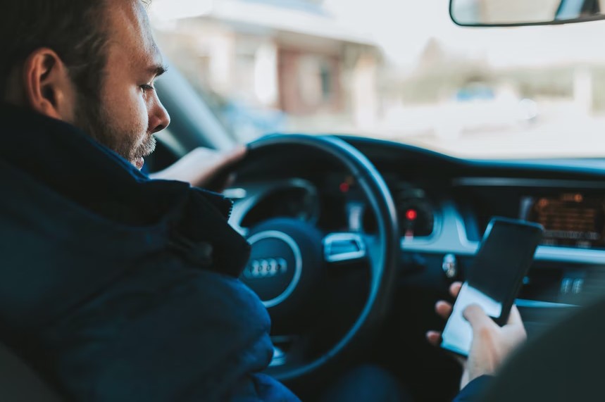 Tips to Avoid Distracted Driving | Goodwill Car Donations