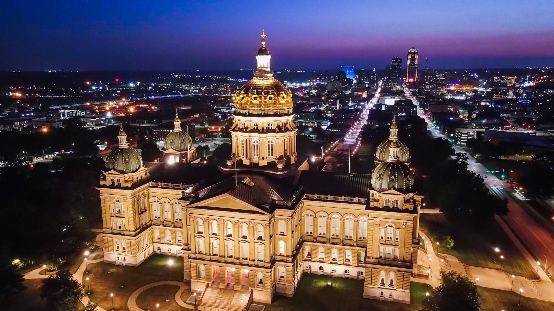 Night skyline view in Iowa | Goodwill Car Donations