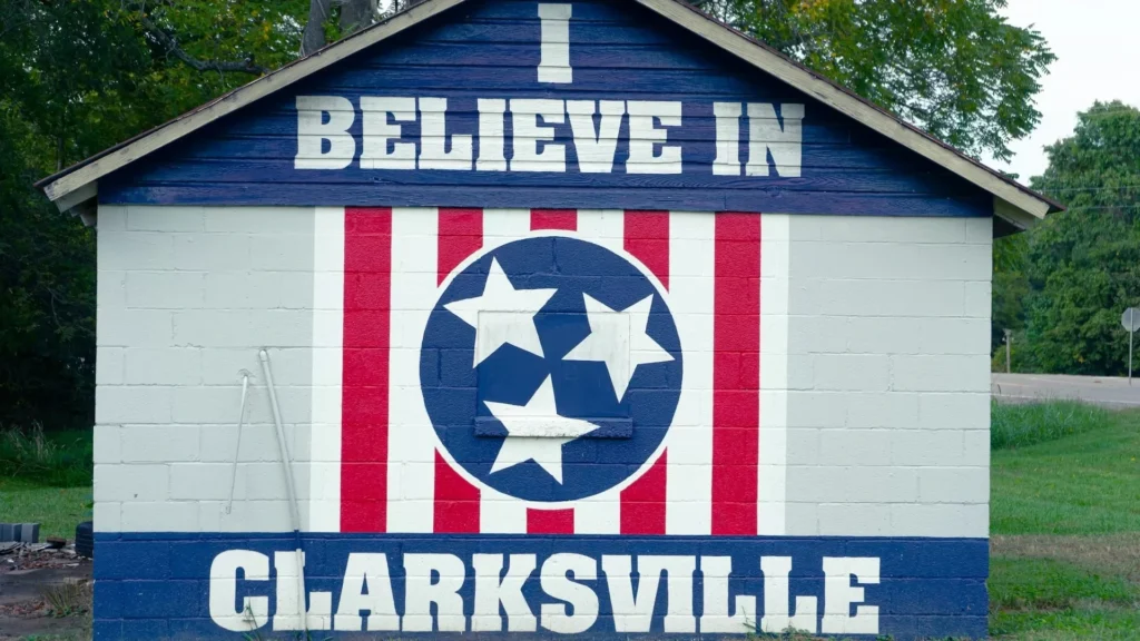 a sign painted on the side of a building that says i believe in clarksville