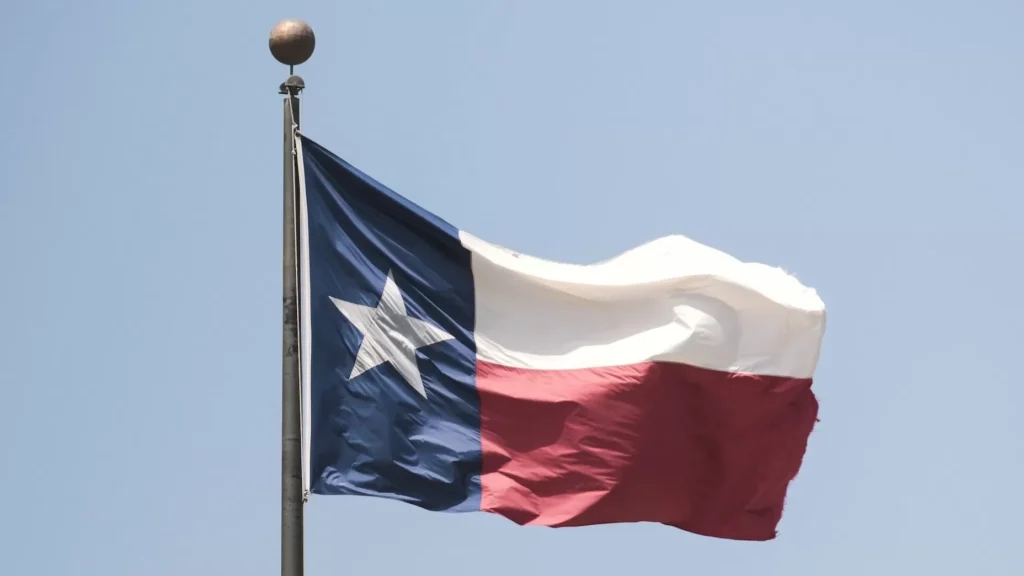 White and red flag of Texas on pole during daytime