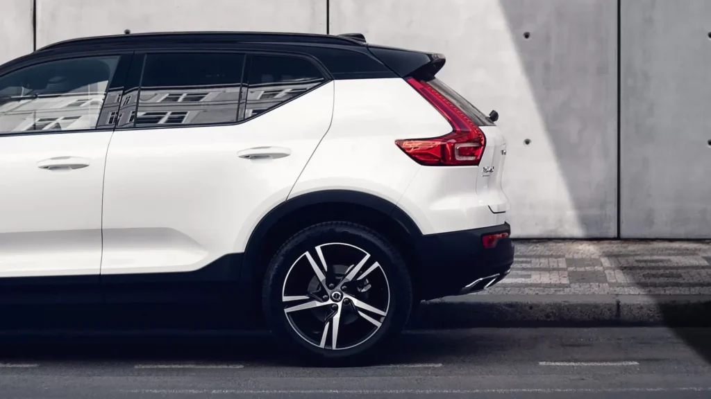 Volvo XC40 in front of a concrete wall